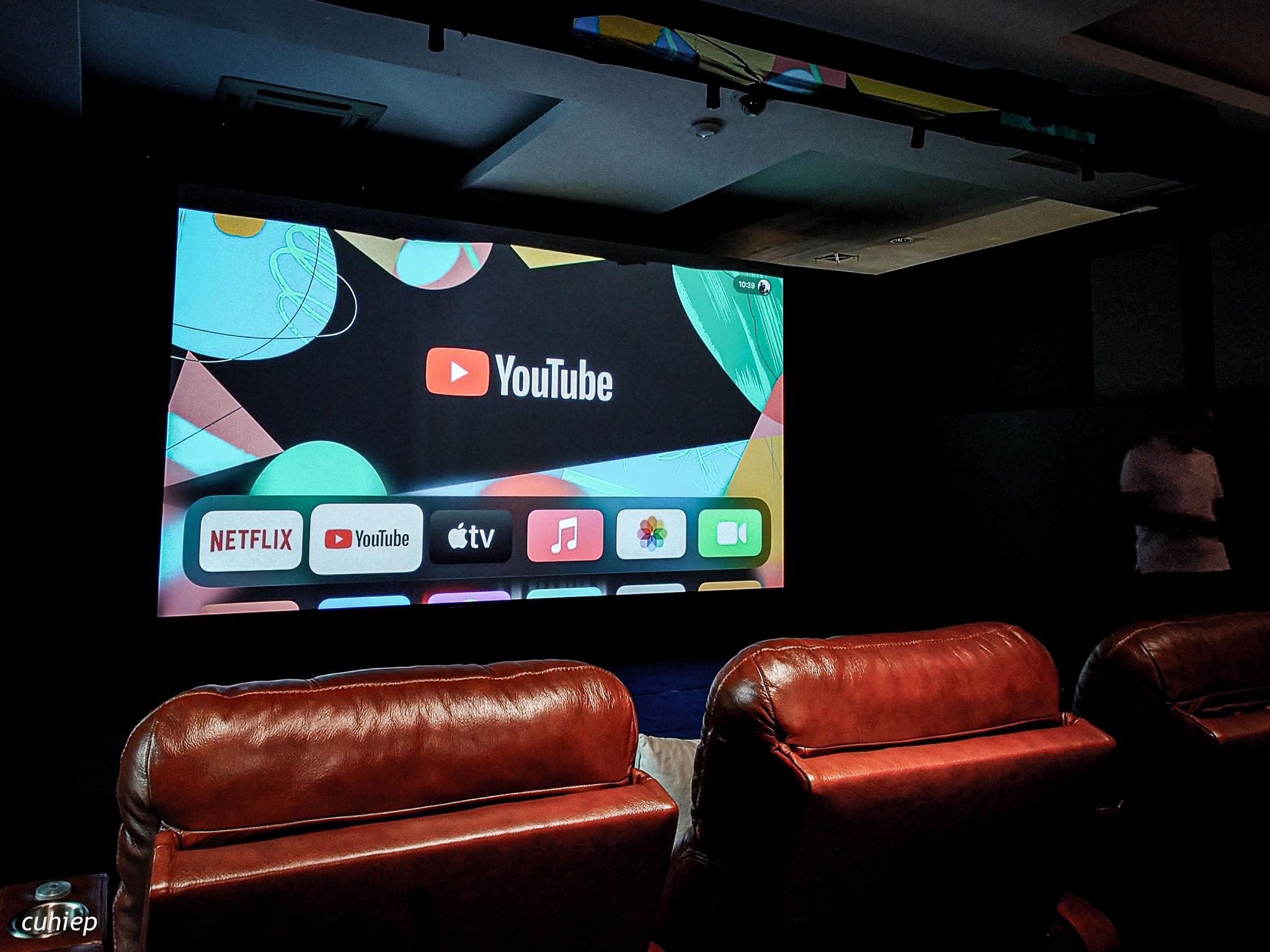 Hầu hết gian hàng ở P.H.E đều dùng Apple TV 4K để phát nội dung trong